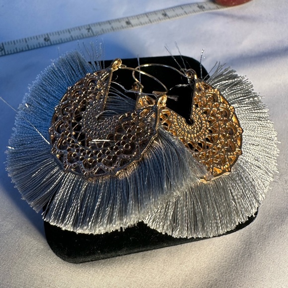 Silver gray filigree style fringe earrings - Picture 4 of 4